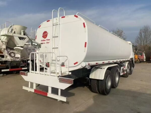 HOWO Titan 12 – 12-Wheel High-Capacity Tanker Truck