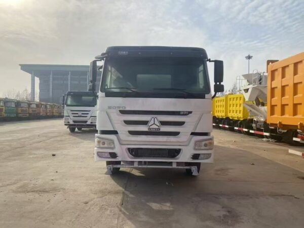 HOWO Titan 12 – 12-Wheel High-Capacity Tanker Truck