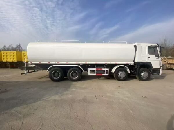 HOWO Titan 12 – 12-Wheel High-Capacity Tanker Truck