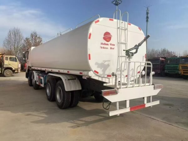 HOWO Titan 12 – 12-Wheel High-Capacity Tanker Truck