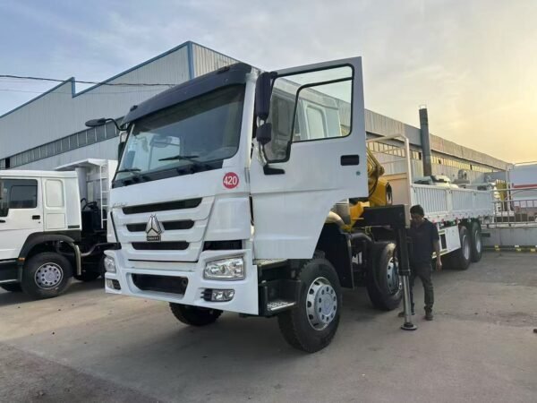 5f8b82ad2cbf27e190930326e0353785 HOWO 375 Truck with Articulated Crane