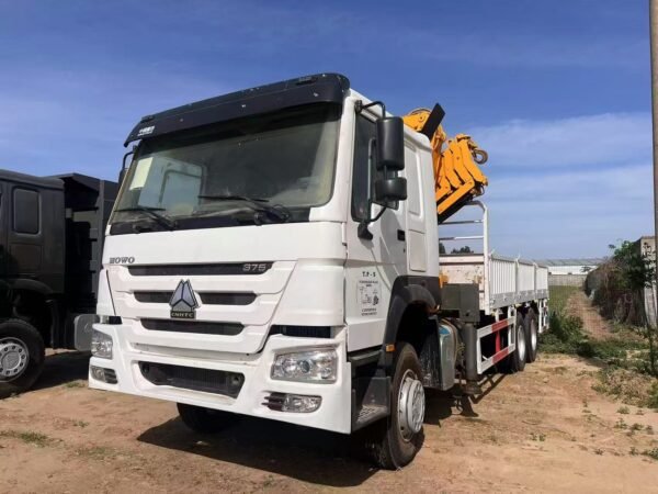 6141f4a740bd230af9bf2a6a379578ac HOWO 375 Truck with Articulated Crane