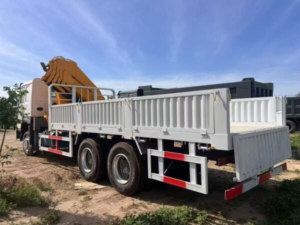 89276c9e49ae3a755a36c97964d60649 HOWO 375 Truck with Articulated Crane
