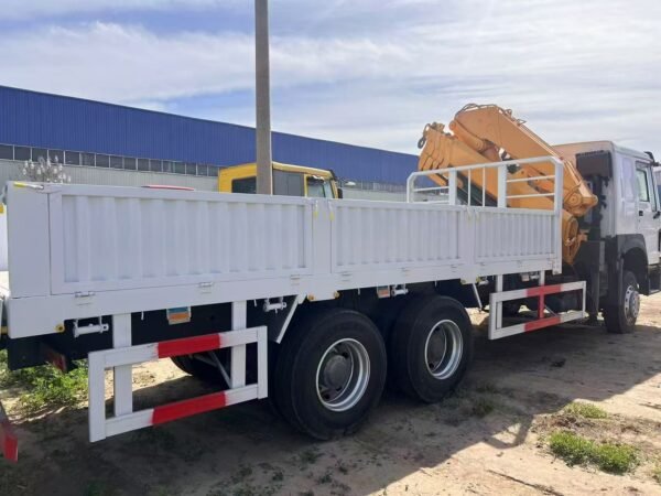 8f87b3996c778a1549858846ab1bbff3 HOWO 375 Truck with Articulated Crane